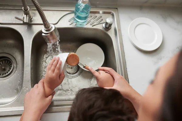 Anne Küçük Oğluna Mutfak Fırçasıyla Nasıl Bulaşık Yıkılacağını Gösteriyor — Stok fotoğraf
