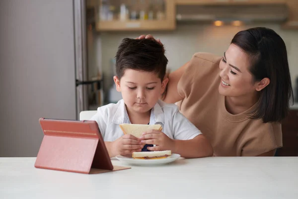 Mãe Feliz Shuffling Cabelo Pequeno Filho Comendo Sanduíches Para Café — Fotografia de Stock