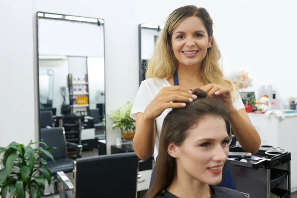 理发师把客户的头发分割成不同的部分 在每个部分上涂上染料 — 图库照片