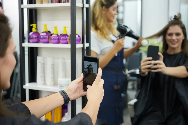Influencer Filming Herself Getting Haircut Beauty Salon — Stock Photo, Image