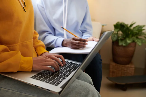 Руки Студентки Коледжу Кодують Ноутбуці Коли Друг Малює Каркас Провідника — стокове фото