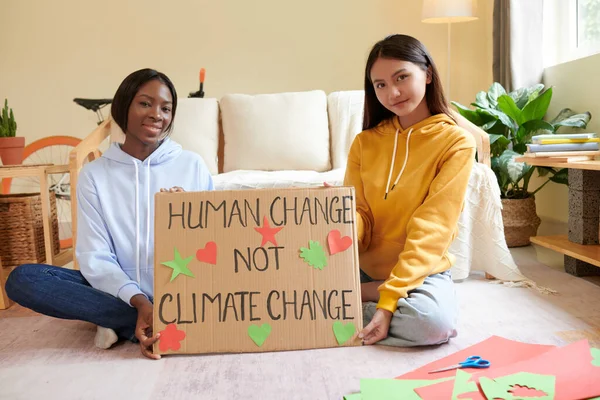 Ativistas Sorridentes Mostrando Cartaz Que Fizeram Para Evento Mudança Climática — Fotografia de Stock