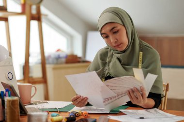 Müslüman moda tasarımcısı yeni kıyafet için renk seçti