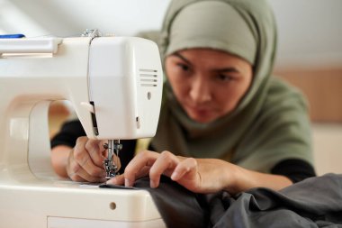 Müşteri için Müslüman terzinin yakın plan gece elbisesi dikiş görüntüsü