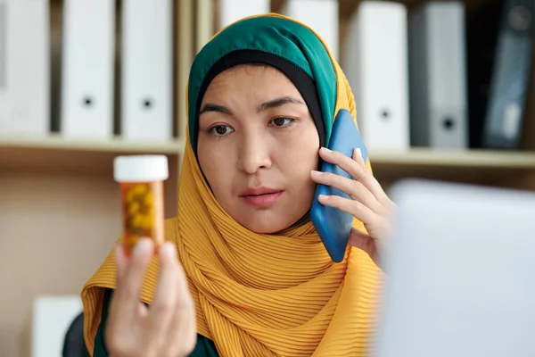 Stressed Muslim Entrepreneur Calling Her Therapist Discuss New Prescribed Medicine — Stock Photo, Image