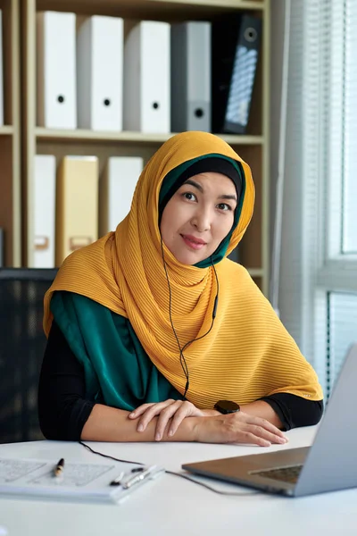 Portrait Une Femme Affaires Musulmane Hijab Jaune Assise Son Bureau — Photo