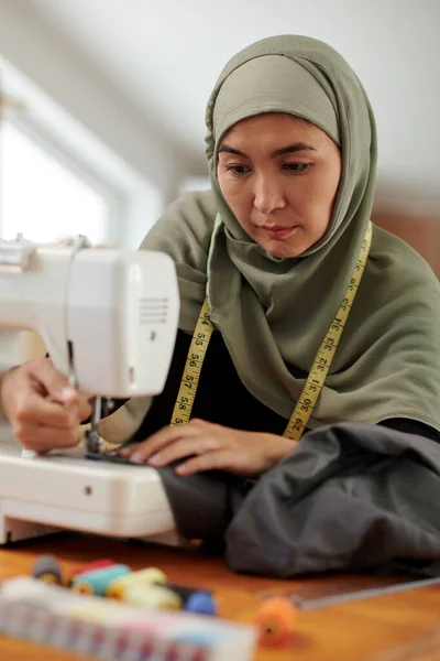Tailleur Musulman Utilisant Une Machine Coudre Lors Confection Vêtements Pour — Photo