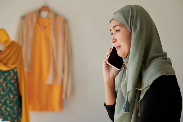 Souriant Femme Musulmane Mature Parlant Téléphone Avec Client Heureux — Photo