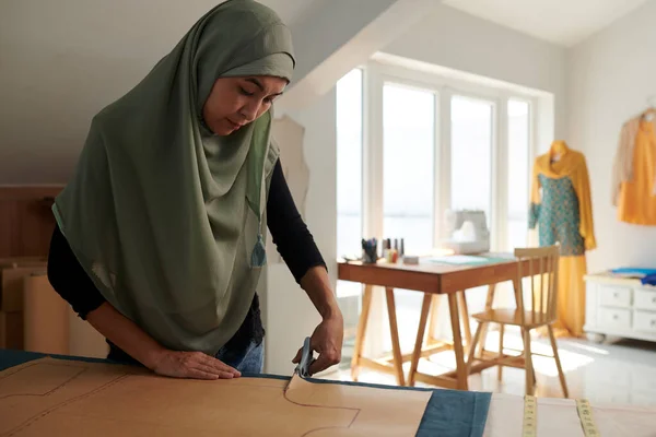 Couturière Musulmane Découpant Motif Couture Dans Son Atelier — Photo