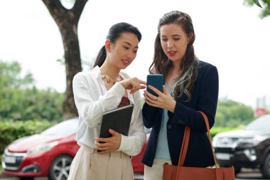 Çeşitli iş ortakları akıllı telefondan yeni uygulamaları tartışıyor