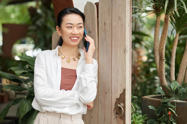 Portrait Femme Vietnamienne Souriante Parlant Téléphone Avec Ami Partenaire Affaires — Photo