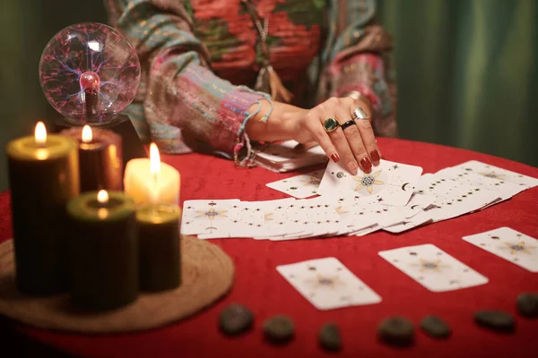 Varázsló Kezei Tarot Kártyákat Terítenek Asztalra Előtte — Stock Fotó