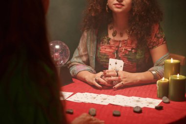 Falcının müşteriye tarot kartları dağıtırkenki görüntüsü