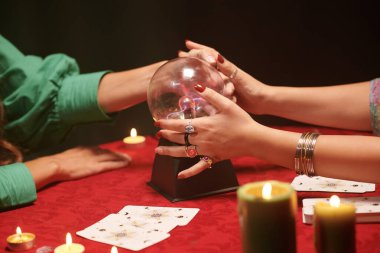 Falcı müşteriden kristal küreye dokunmasını istiyor