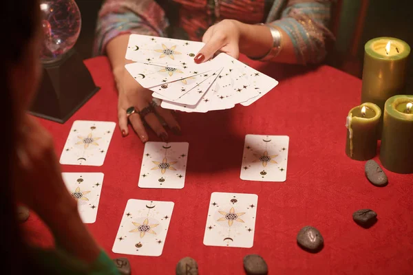女性にスプレッドからカードを選択するように求めるシールの手 — ストック写真