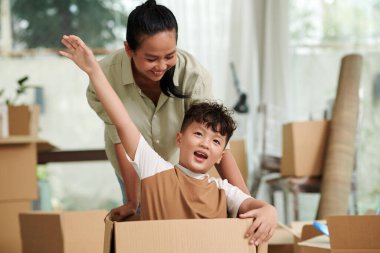 Oyuncu baba ve oğul eşyalarını toplarken birlikte vakit geçiriyorlar.