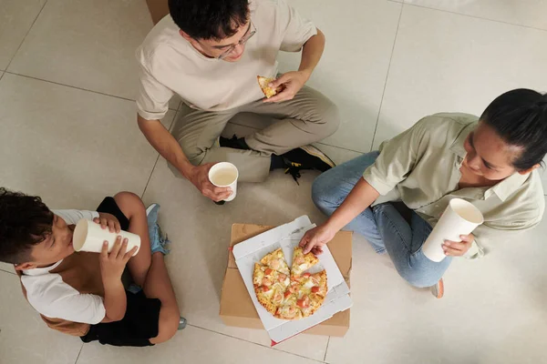 Famille Manger Pizza Fraîche Sur Sol Leur Nouvel Appartement Vue — Photo