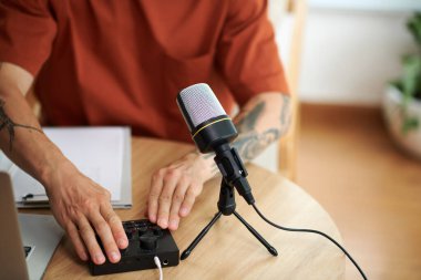 Podcaster ayarlama yükselticisinin elleri