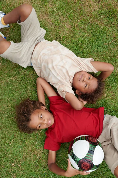 Niños Cansados Descansando Suelo Después Jugar Fútbol Vista Desde Parte —  Fotos de Stock