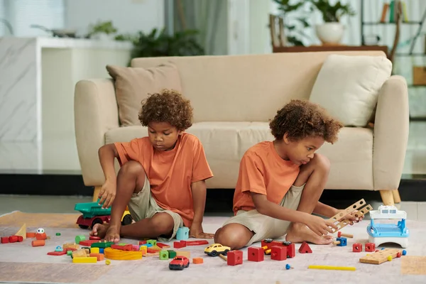 Serious Siblings Playing Toys Floor Living Room — Stock Photo, Image