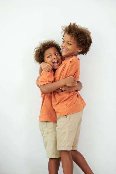 快乐的男孩紧紧地拥抱着他的弟弟 — 图库照片