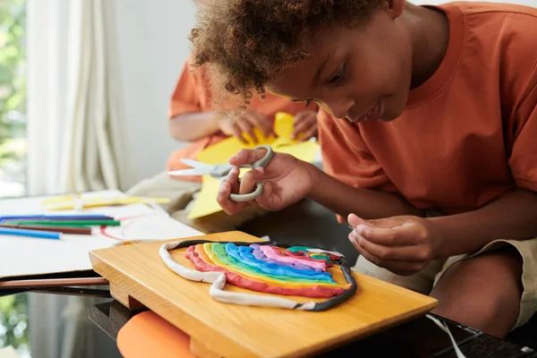 Criança Criativa Fazendo Arco Íris Argila Moldagem — Fotografia de Stock