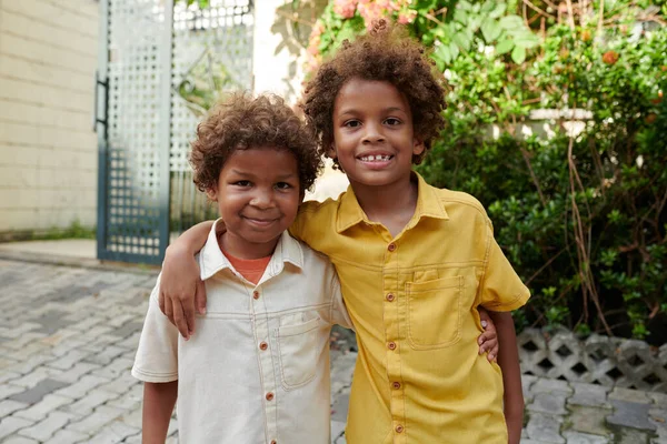 照片上的拥抱兄弟们站在后院 对着相机微笑 — 图库照片