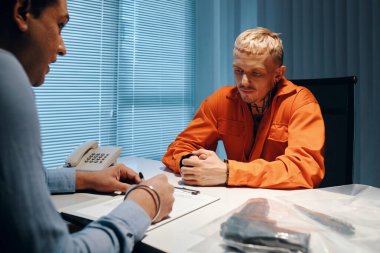 Tövbe eden suçlu, dedektiflik formunu doldururken tanık olarak ifade veriyor.