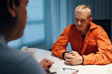 Saldırgan suçlu dedektifin sorgusuna bakıyor.