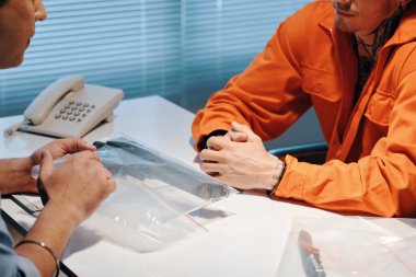 Dedektif, zanlı nişancıyı olay yerinde bulunan silahla ilgili soru soruyor.