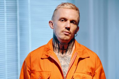 Hapisten çıkmaya hazır ciddi bir mahkûmun portresi.