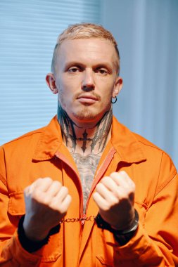 Tutuklu şüphelinin portresi kelepçeli elleri gösteriyor.