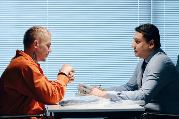 Detective Talking Murderer Orange Uniform Asking Him Details Crime — Stock Photo, Image