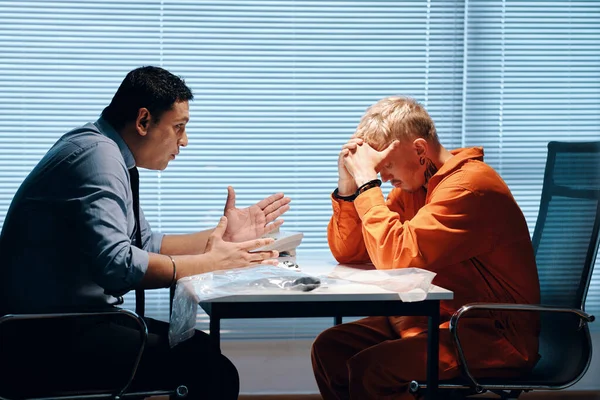Emotional Detective Talking Penitent Criminal Interrogation Room — Stock Photo, Image