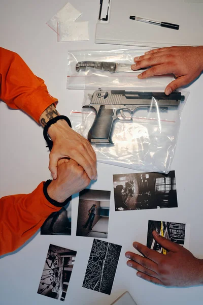 Hands Detective Showing Criminal Photos Crime Scene Murder Weapon — Stock Photo, Image
