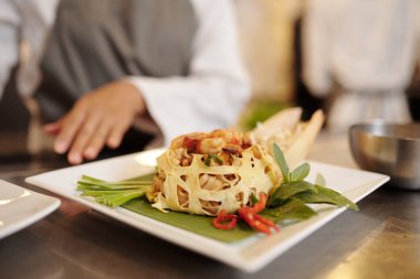 Kare tabakta süslenmiş lezzetli restoranın yakın plan görüntüsü.