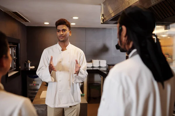 Indischer Restaurantkoch Gespräch Mit Seinem Team Sie Vor Langer Schicht — Stockfoto