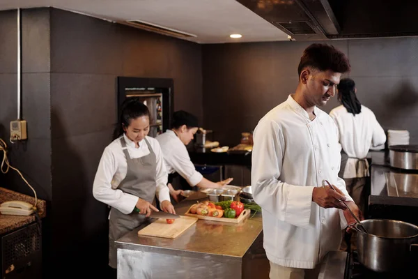 Team Von Küchenmitarbeitern Kocht Abendessen Für Hotelgäste — Stockfoto