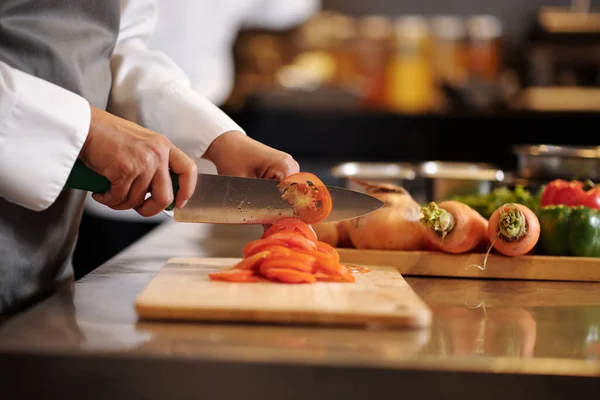 Chef Schneidet Tomaten Mit Scharfem Messer Beim Kochen Von Salat — Stockfoto