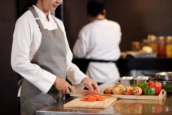 Köchin Schneidet Tomaten Beim Salatkochen Hotelküche — Stockfoto
