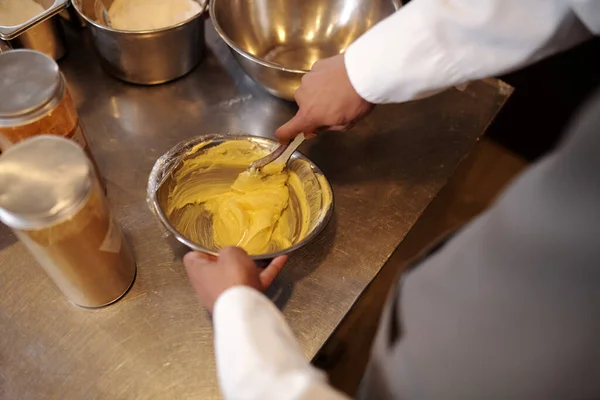 Chef Beating Soft Butter Hacer Crema Para Pastel Untar Para — Foto de Stock