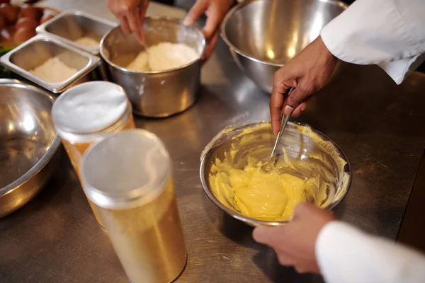 Imagen Primer Plano Del Panadero Haciendo Crema Mantequilla Para Pastel — Foto de Stock