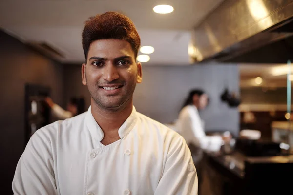 Portrait Chef Restaurant Indien Souriant Regardant Caméra — Photo