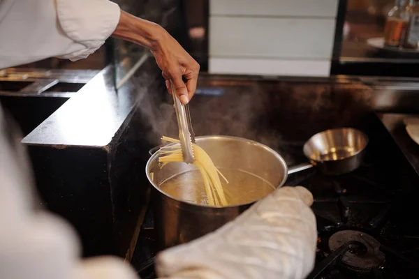 Руки Повара Помощью Кухонного Пинцета Извлечении Спагетти Кастрюли — стоковое фото