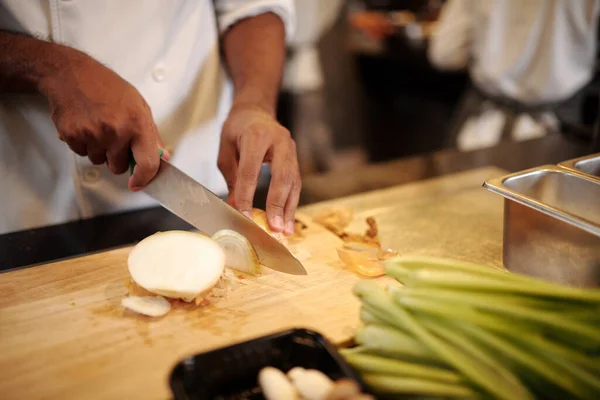 Ana Yemek Için Soğan Doğrayan Bir Aşçının Elleri — Stok fotoğraf