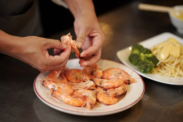 Hands Cook Peeling Deveining Plate Shrimps — Stock Photo, Image