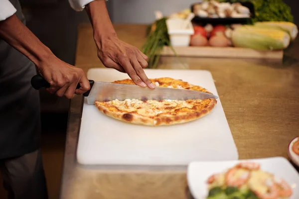 Пиццамакер Помощью Большого Острого Ножа Разрезании Маленькой Пиццы Ломтиками — стоковое фото