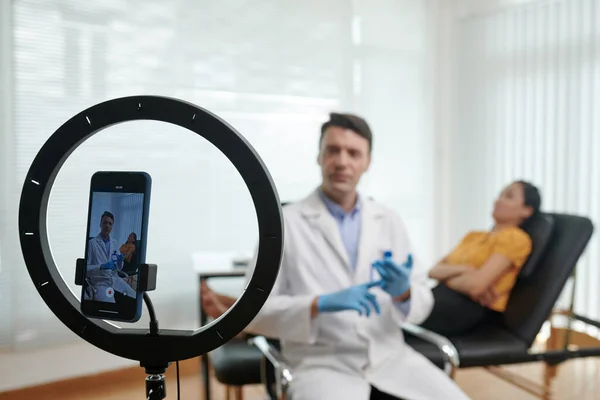 Okostelefon Készlet Belsejében Gyűrű Fény Streaming Videó Plasztikai Sebészet — Stock Fotó