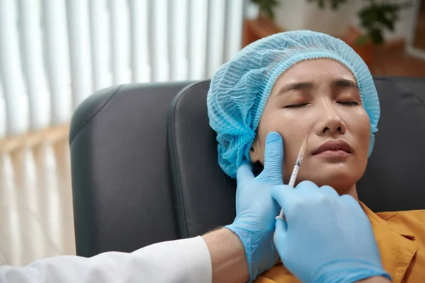 Donna Che Riceve Dolorose Iniezioni Collagene Nella Piega Nasolabiale — Foto Stock