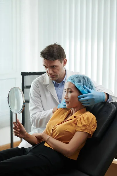 Kozmetik Uzmanı Iğnelerin Sonuçlarını Kontrol Etmek Için Hastaya Ayna Veriyor — Stok fotoğraf